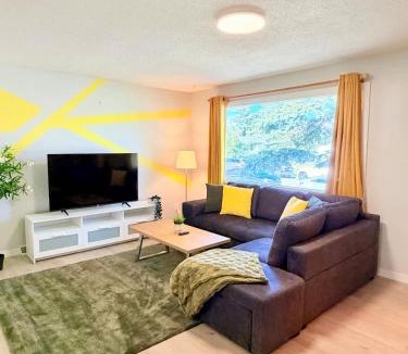 Rosscarrock House | Modern Cozy 2 BR Retreat Near DT & CTrain