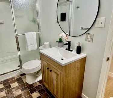 Rosscarrock House | Modern Cozy 2 BR Retreat Near DT & CTrain