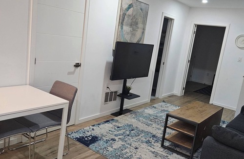 Woodbine Heights Apartment | Modern Cozy Retreat in Trendy Danforth East, 5 min ride from the ⛱️ Beaches