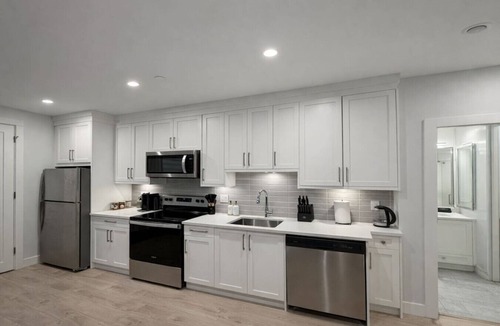 Marpole House | Modern Cozy Studio| 10 Min To YVR and Downtown
