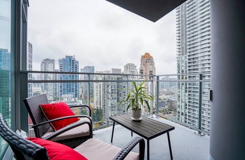 Downtown Vancouver Apartment | Modern Downtown Apartment with Water Views