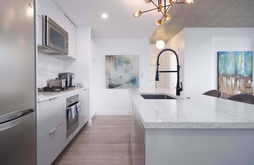 Gastown Apartment | Modern Downtown Apartment with Stunning Water Views