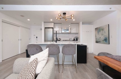 Gastown Apartment | Modern Downtown Apartment with Stunning Water Views
