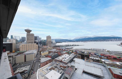 Gastown Apartment | Modern Downtown Apartment with Stunning Water Views