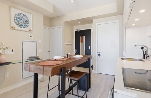Downtown Toronto Condo | Modern Downtown Toronto Condo with Balcony Near Eaton Centre