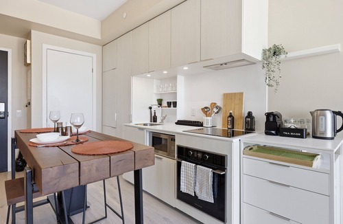 Downtown Toronto Condo | Modern Downtown Toronto Condo with Balcony Near Eaton Centre