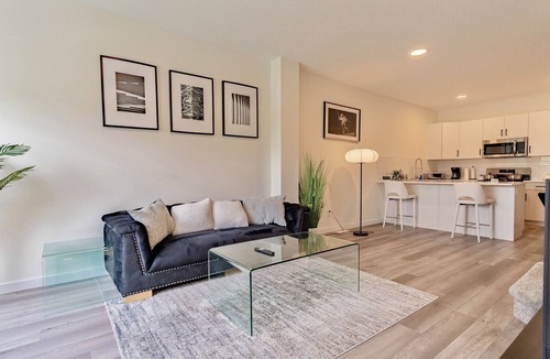 North Central Edmonton House | Modern entire stylish 3 bedroom home in downtown Edmonton.