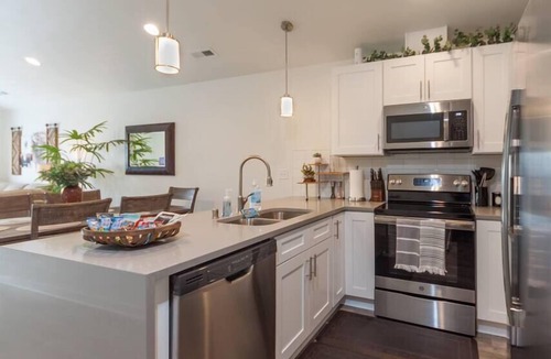 Spokane Valley House | Modern Family Home Decor & Style, KING bed, Wifi, with Garage!