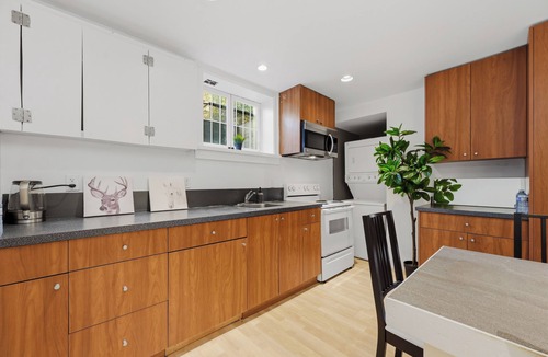 Kerrisdale House | Modern Family Stay 4BR Home in Vancouver