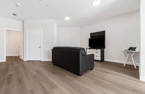 Dean Park Apartment | Modern Fully Furnished 3 Bedroom Apartment Unit 6