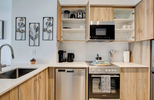 Kitchener Condo | Modern High-Rise Condo w City Views & Balcony