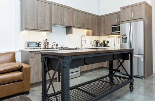 Bridgeland House | Modern Loft Haven | BBQ, Sleeps 6 |