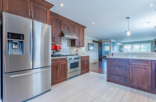 Renfrew-Collingwood Apartment | Modern Luxurious Escape in the Heart of Vancouver