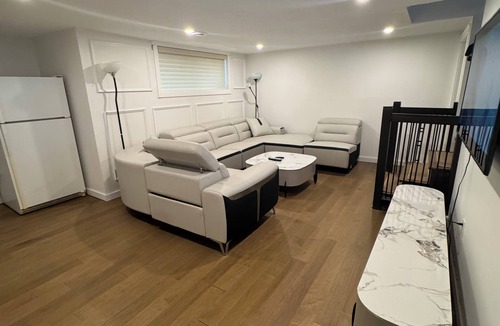 Brooks House | Modern Luxury 5 Bedroom House, Centrally Located in Brooks & Pet-friendly
