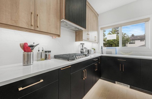 Southwest Edmonton House | Modern luxury home near Downtown and close to University of Alberta *King Bed