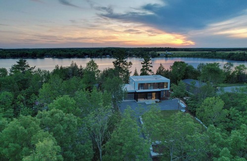 Erinsville Cottage | Modern Luxury Lakehouse