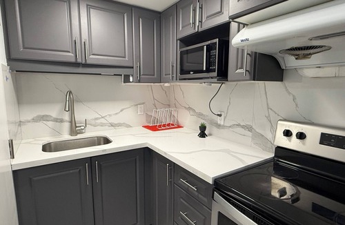 Norval House | Modern Luxury Private Suite 1 Den 1 Bath Parking