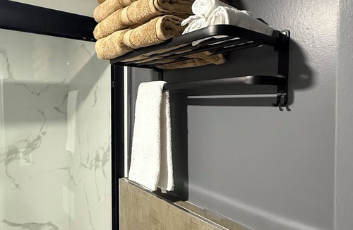 Norval House | Modern Luxury Private Suite 1 Den 1 Bath Parking