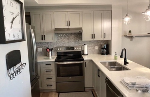 East Kootenay Condo | Modern Mountain Condo - Prime Ski/Golf Location with Fireplace & Private Hot tub