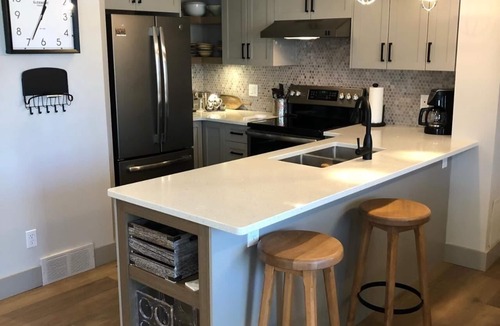 East Kootenay Condo | Modern Mountain Condo - Prime Ski/Golf Location with Fireplace & Private Hot tub