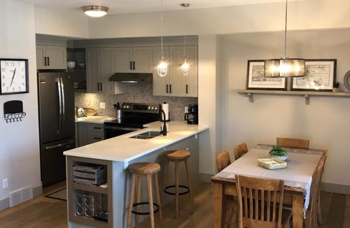 East Kootenay Condo | Modern Mountain Condo - Prime Ski/Golf Location with Fireplace & Private Hot tub