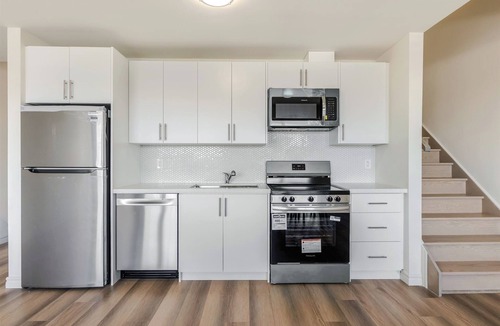 Huntsville House | Modern Muskoka Townhouse Near Lake & Downtown