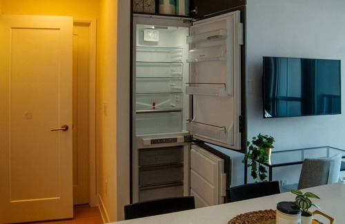 Bloor-Yorkville Apartment | Modern & Neat Condo in Yorkville
