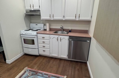 Ottawa Division House | Modern Ottawa Suite | Private Entrance & Free Parking