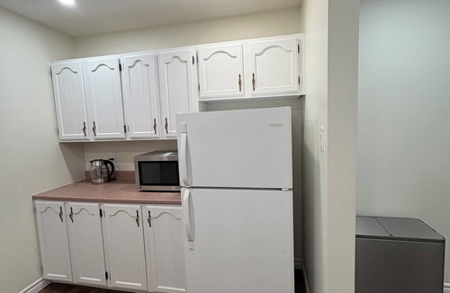 Ottawa Division House | Modern Ottawa Suite | Private Entrance & Free Parking