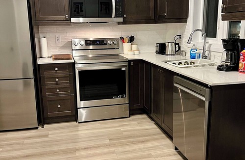 County of Brant House | Modern Paris Townhome | Family-Friendly | Fast WiFi | Free Parking