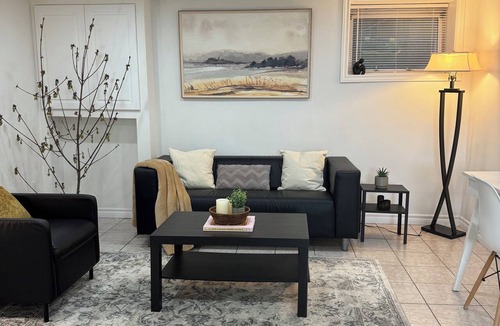 Guelph Apartment | Modern Private 2-Bedroom Guest Suite l Free Parking l Self Check-in!