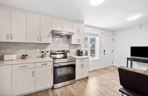 Surrey House | Modern Private Suite, Minutes to White Rock Beach