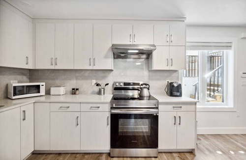 Surrey House | Modern Private Suite, Minutes to White Rock Beach