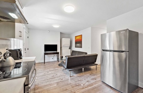 Surrey House | Modern Private Suite, Minutes to White Rock Beach