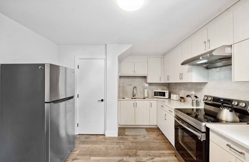 Surrey House | Modern Private Suite, Minutes to White Rock Beach