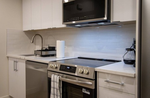 Renfrew Apartment | Modern Renfrew Retreat: Private 1BR/1BA Suite