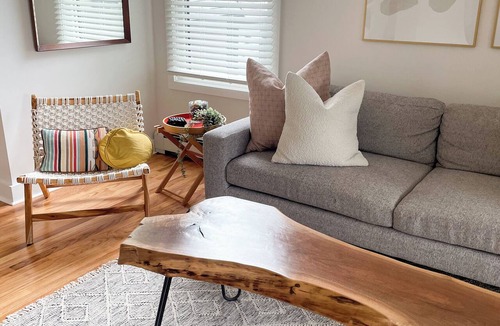 East Bayside Apartment | Modern Retreat in East Bayside - walk to it all!
