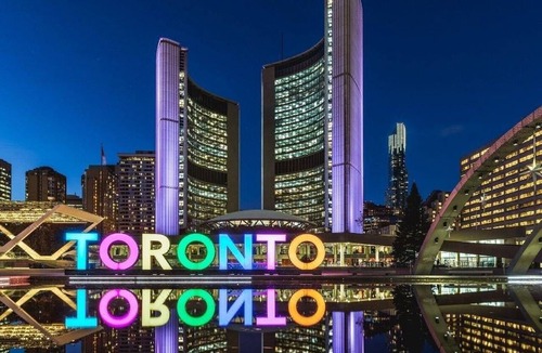 Downtown Toronto Hotel | Modern Simcoe Street Pod Near Eaton Centre