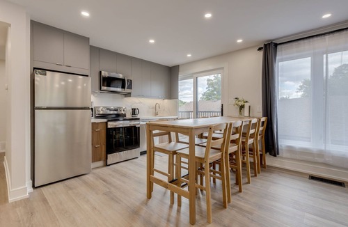 Newtonbrook House | Modern Spacious 6-Bedroom Retreat