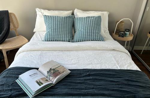 Crosstown Apartment | Modern spacious Apt plus Solarium and Den in Downtown Vancouver with Parking and Pool