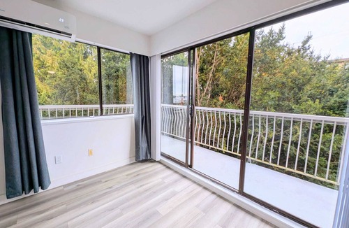 Lower Lonsdale Apartment | Modern & Top Floor 1 Bedroom Suite with Parking