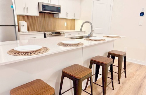 Pickering House | Modern Townhome w Parking: 10 min to Boardwalk · Spa · Zoo