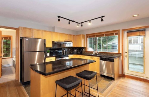 Upper Village Condo | Modern townhouse w/hot tub & parking