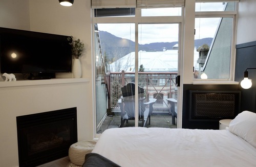 Village North Condo | Modern Whistler Village Studio with Mountain Views