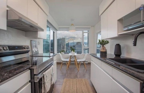 Yaletown Apartment | Modern Yaletown Condo / Views!/ 30 Day+ stays