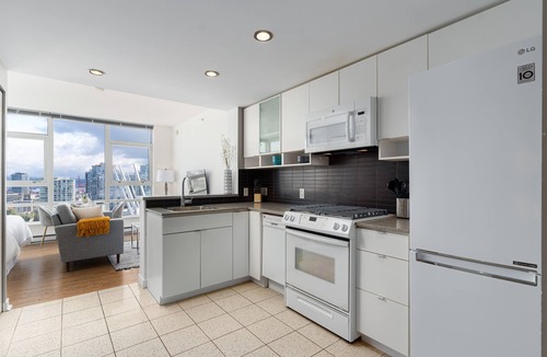 Yaletown Apartment | Modern Yaletown with Pool