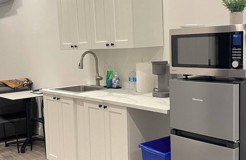 York - Haig Apartment | Modern Zebra Suite w/Sauna near Niagara