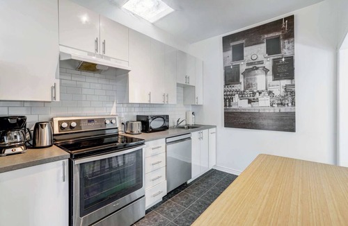 Plateau Mont Royal Apartment | Mont-Royal Apartment Near Cafés & La Fontaine Park