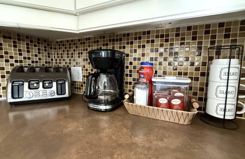 Tecumseh Apartment | Monthly Stays- Cozy 3 Bd in Peaceful Neighborhood, Walk to Lake, Short Drive DT
