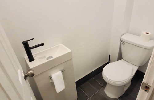Cote-Des-Neiges—Notre-Dame-De-Grace Apartment | Montreal Rental 4 BRs/2.5 Bathrooms + Parking